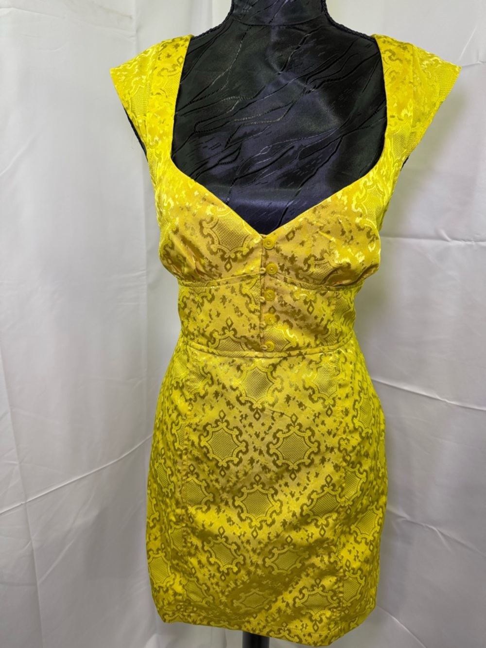 Iconic cocktail Urban Outfitters Yellow Brocade Cap-Sleeve Mini Dress size down